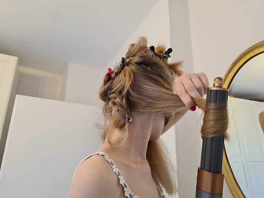 Волосы наматываются на Dyson Airwrap. 